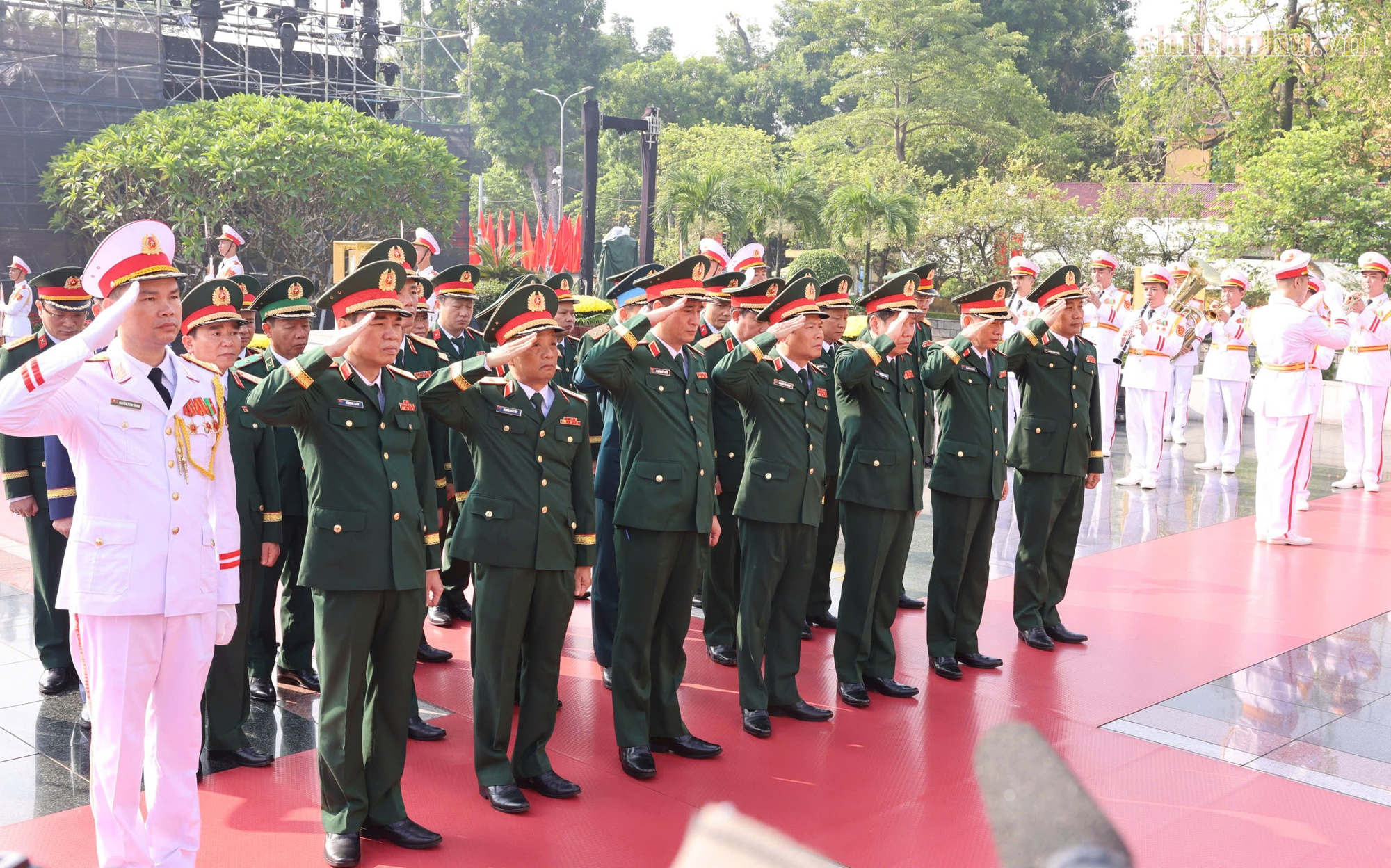 Đoàn đại biểu Quân ủy Trung ương - Bộ Quốc phòng đặt vòng hoa tưởng niệm các Anh hùng liệt sĩ