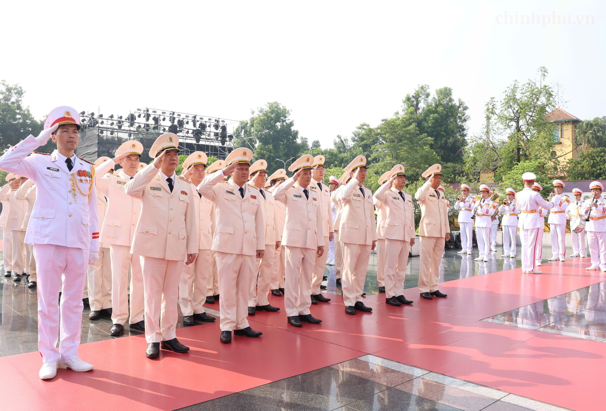 Đoàn đại biểu Đảng ủy Công an Trung ương - Bộ Công an đặt vòng hoa tại Đài tưởng niệm các Anh hùng liệt sĩ
