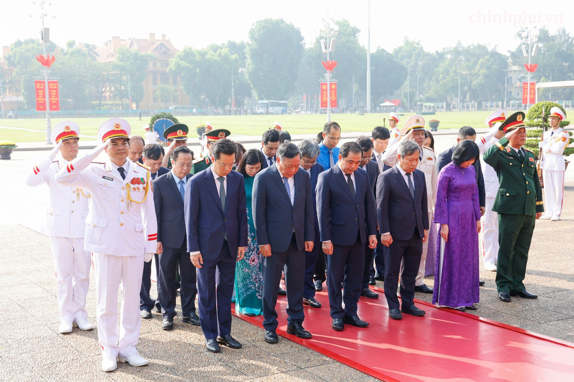 Đoàn đại biểu Thành ủy, HĐND, UBND, Uỷ ban MTTQ Việt Nam thành phố Hà Nội đến đặt vòng hoa và vào Lăng viếng Chủ tịch Hồ Chí Minh