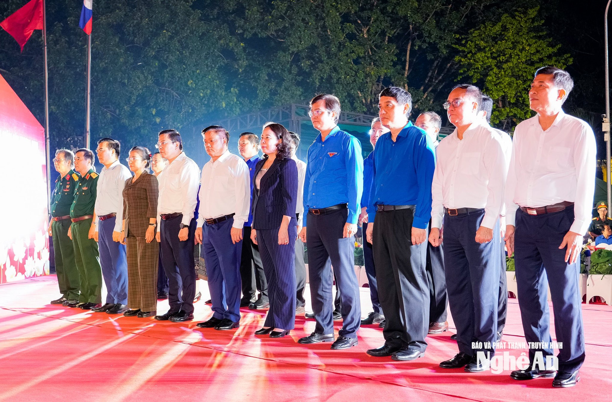 Bí thư Trung ương Đảng, Phó Chủ tịch nước Võ Thị Ánh Xuân cùng lãnh đạo các bộ, ngành Trung ương, tỉnh Nghệ An dâng hoa, dâng hương trước Tượng đài liệt sĩ. Ảnh: Báo và Phát thanh, Truyền hình Nghệ An Bí thư Trung ương Đảng, Phó Chủ tịch nước Võ Thị Ánh Xuân cùng lãnh đạo các bộ, ngành Trung ương, tỉnh Nghệ An dâng hoa, dâng hương trước Tượng đài liệt sĩ. Ảnh: Báo và Phát thanh, Truyền hình Nghệ An