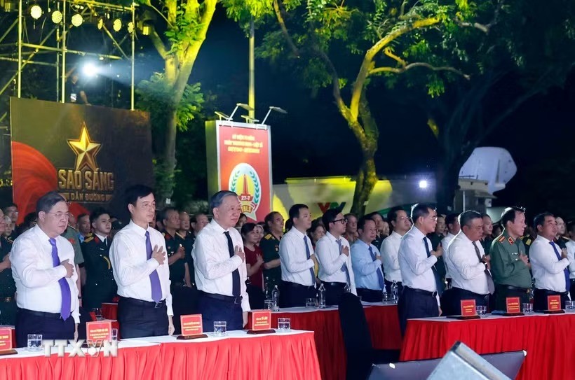 Tổng Bí thư, Chủ tịch nước Tô Lâm, Thủ tướng Lê Minh Hưng và các đại biểu tại điểm cầu Hà Nội. (Ảnh: Thống Nhất/TTXVN)