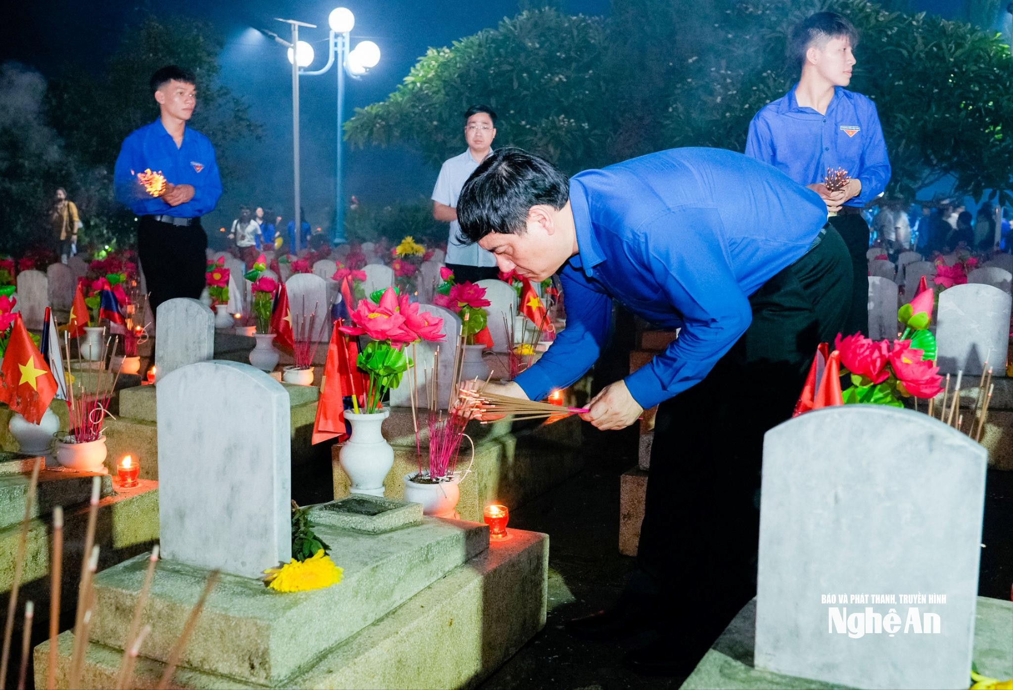 Chủ nhiệm Ủy ban Văn hóa và Xã hội của Quốc hội, Chủ tịch Hội Hữu nghị Việt Nam - Lào Nguyễn Đắc Vinh dâng hương tưởng niệm các Anh hùng liệt sĩ. Ảnh: Phạm Bằng Chủ nhiệm Ủy ban Văn hóa và Xã hội của Quốc hội, Chủ tịch Hội Hữu nghị Việt Nam - Lào Nguyễn Đắc Vinh dâng hương tưởng niệm các Anh hùng liệt sĩ. Ảnh: Phạm Bằng