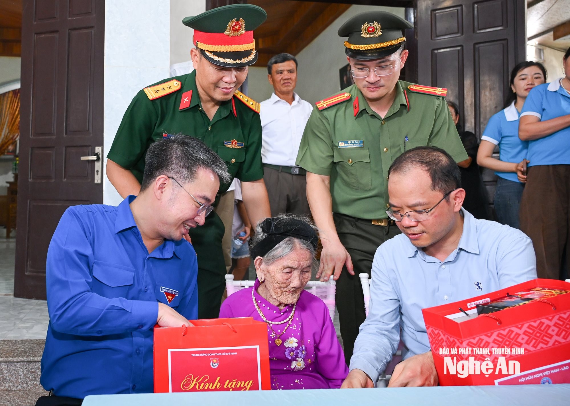Đoàn công tác trao tặng mẹ Hồ Thị Tứ các phần quà của lãnh đạo Nhà nước và Trung ương Đoàn. (Ảnh: Báo và Phát thanh, Truyền hình Nghệ An) Đoàn công tác trao tặng mẹ Hồ Thị Tứ các phần quà của lãnh đạo Nhà nước và Trung ương Đoàn. (Ảnh: Báo và Phát thanh, Truyền hình Nghệ An)