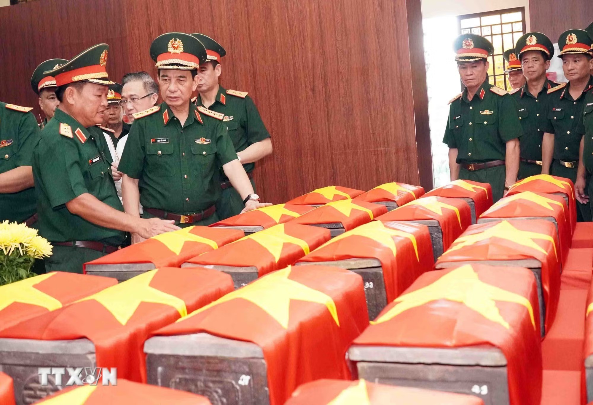 Đại tướng Phan Văn Giang, Phó thủ tướng Chính phủ, Bộ trưởng Bộ Quốc phòng dâng hương tại Nhà tưởng niệm quàn hài cốt các liệt sỹ mới tìm thấy tại công viên Lê Thị Riêng. (Ảnh: Xuân Khu/TTXVN) Đại tướng Phan Văn Giang, Phó thủ tướng Chính phủ, Bộ trưởng Bộ Quốc phòng dâng hương tại Nhà tưởng niệm quàn hài cốt các liệt sỹ mới tìm thấy tại công viên Lê Thị Riêng. (Ảnh: Xuân Khu/TTXVN)