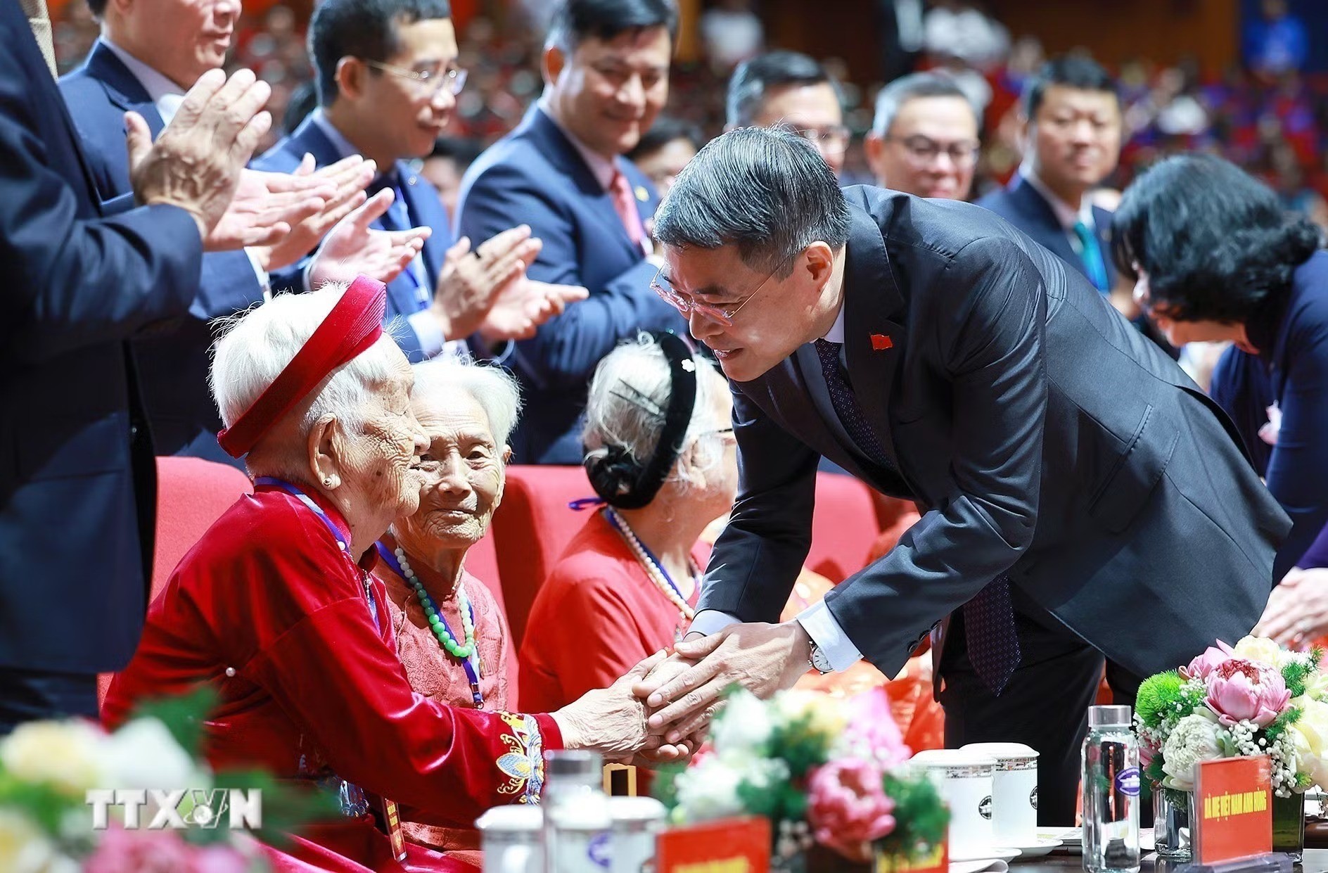 Thủ tướng Lê Minh Hưng thăm hỏi các Mẹ Việt Nam Anh hùng dự Hội nghị Tri ân người có công với cách mạng toàn quốc năm 2026. (Ảnh: Dương Giang/TTXVN) Thủ tướng Lê Minh Hưng thăm hỏi các Mẹ Việt Nam Anh hùng dự Hội nghị Tri ân người có công với cách mạng toàn quốc năm 2026. (Ảnh: Dương Giang/TTXVN)