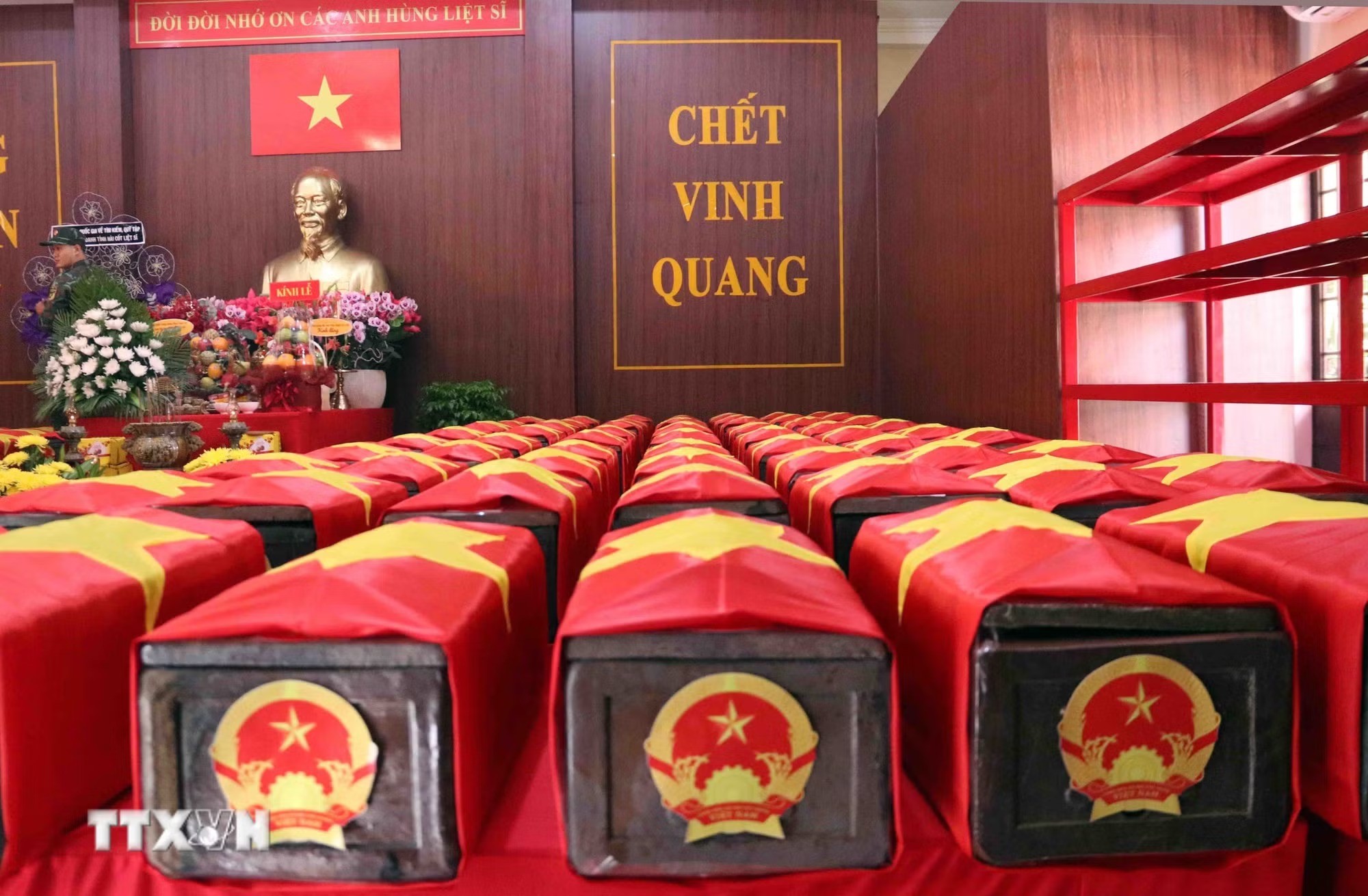 Các quy trình sau khi khai quật hài cốt liệt sĩ tại công viên Lê Thị Riêng được thực hiện cẩn thận, tỉ mỉ, khoa học, đảm bảo an toàn. (Ảnh: Xuân Khu/ TTXVN) Các quy trình sau khi khai quật hài cốt liệt sĩ tại công viên Lê Thị Riêng được thực hiện cẩn thận, tỉ mỉ, khoa học, đảm bảo an toàn. (Ảnh: Xuân Khu/ TTXVN)