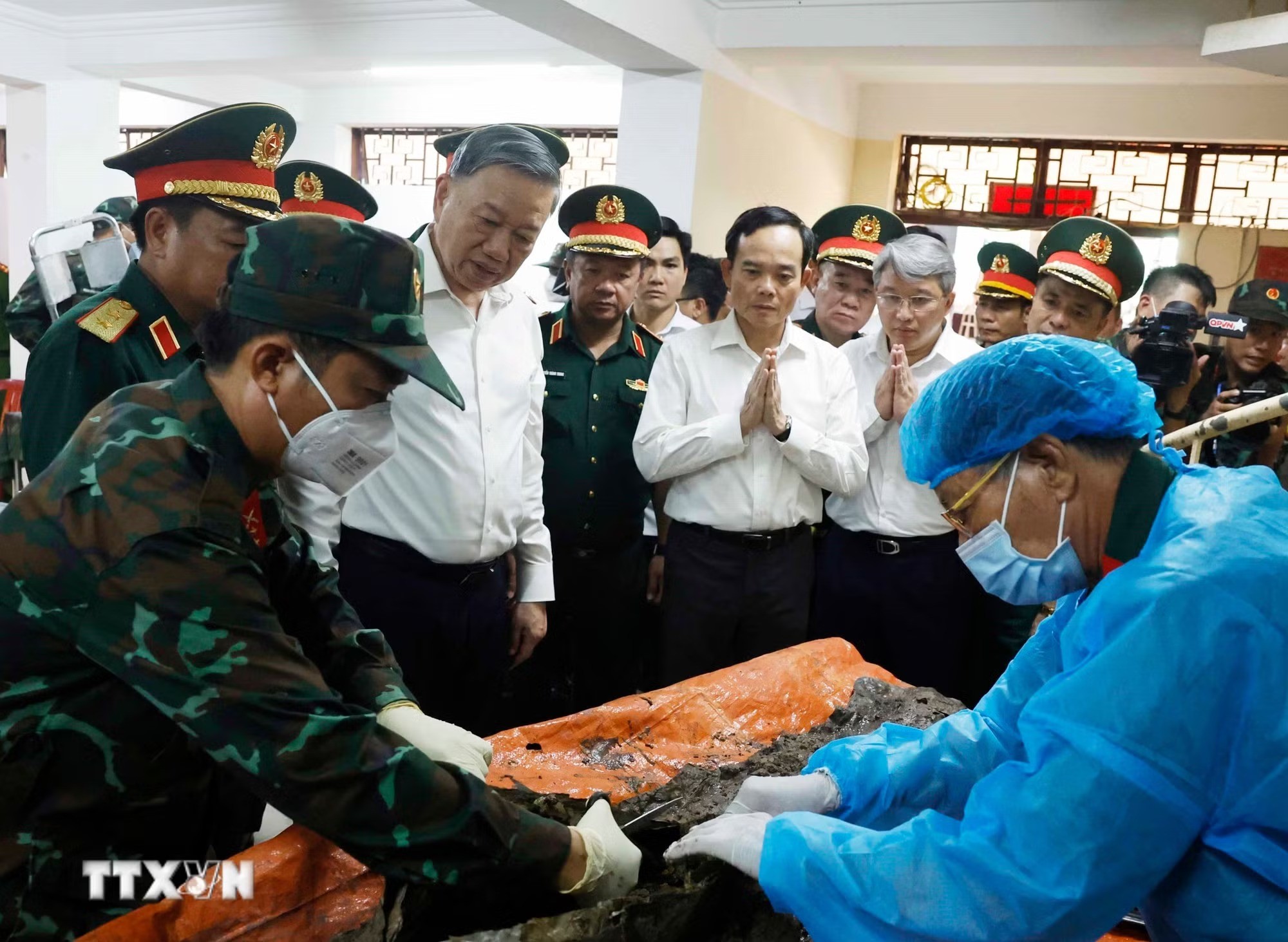 Tổng Bí thư, Chủ tịch nước Tô Lâm kiểm tra công tác tìm kiếm, quy tập hài cốt liệt sĩ tại Công viên Lê Thị Riêng. (Ảnh: Thống Nhất/TTXVN) Tổng Bí thư, Chủ tịch nước Tô Lâm kiểm tra công tác tìm kiếm, quy tập hài cốt liệt sĩ tại Công viên Lê Thị Riêng. (Ảnh: Thống Nhất/TTXVN)