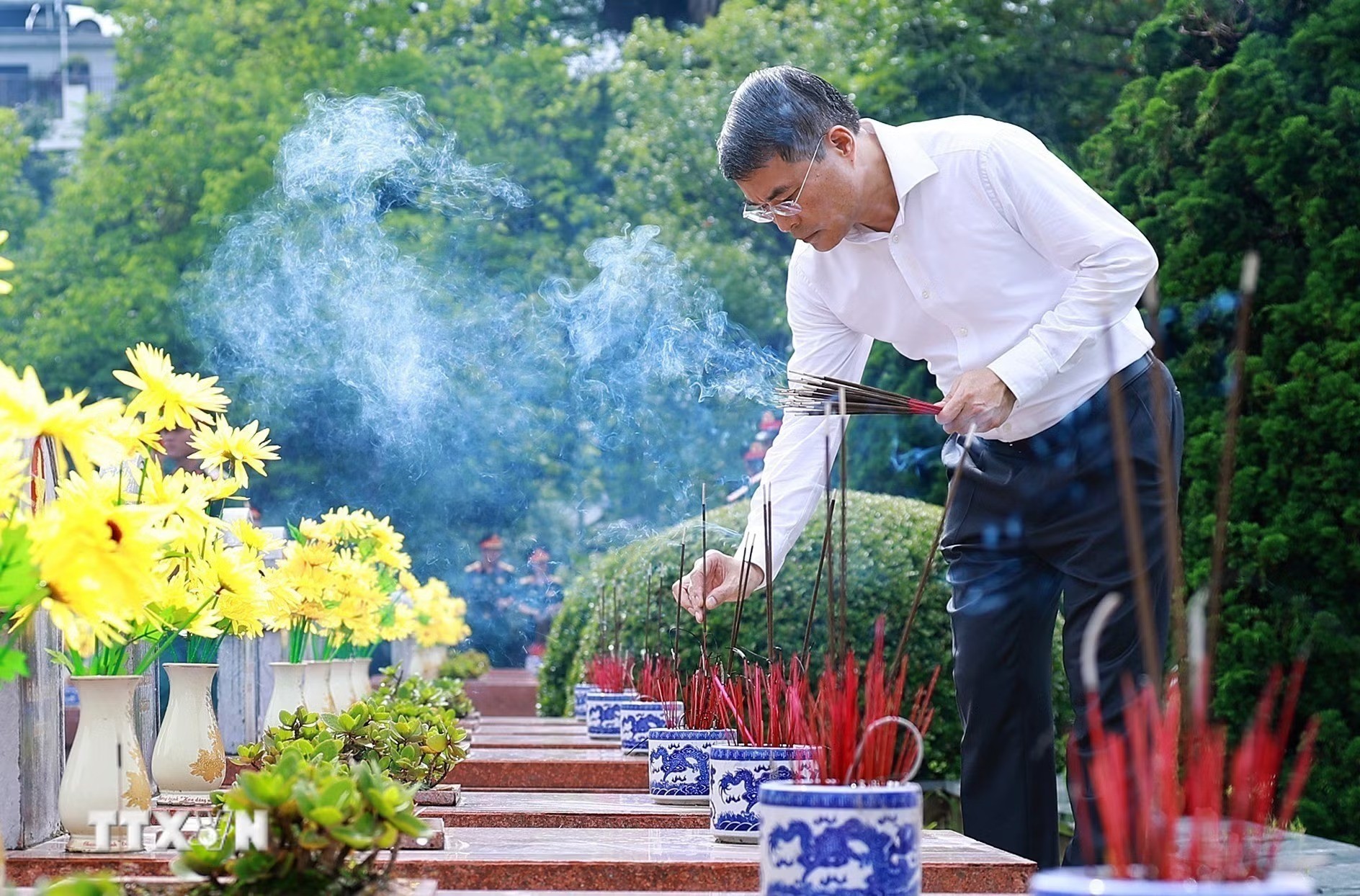 Thủ tướng Lê Minh Hưng thắp hương phần mộ Liệt sĩ tại Nghĩa trang Liệt sĩ Quốc gia A1. (Ảnh: Dương Giang/TTXVN) Thủ tướng Lê Minh Hưng thắp hương phần mộ Liệt sĩ tại Nghĩa trang Liệt sĩ Quốc gia A1. (Ảnh: Dương Giang/TTXVN)