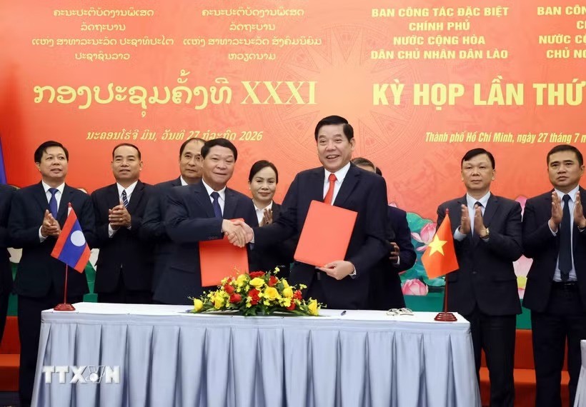 Thượng tướng Nguyễn Văn Gấu (phải), Thứ trưởng Bộ Quốc phòng, Trưởng ban Ban Công tác đặc biệt Chính phủ Việt Nam và Thượng tướng Vongsone Inpanphim (trái), Bí thư Trung ương Đảng, Thứ trưởng Bộ Quốc phòng, Chủ nhiệm Tổng cục Chính trị Quân đội Nhân dân Lào, Trưởng ban Ban Công tác đặc biệt Chính phủ Lào ký Biên bản Kỳ họp. (Ảnh: Xuân Khu/TTXVN) Thượng tướng Nguyễn Văn Gấu (phải), Thứ trưởng Bộ Quốc phòng, Trưởng ban Ban Công tác đặc biệt Chính phủ Việt Nam và Thượng tướng Vongsone Inpanphim (trái), Bí thư Trung ương Đảng, Thứ trưởng Bộ Quốc phòng, Chủ nhiệm Tổng cục Chính trị Quân đội Nhân dân Lào, Trưởng ban Ban Công tác đặc biệt Chính phủ Lào ký Biên bản Kỳ họp. (Ảnh: Xuân Khu/TTXVN)