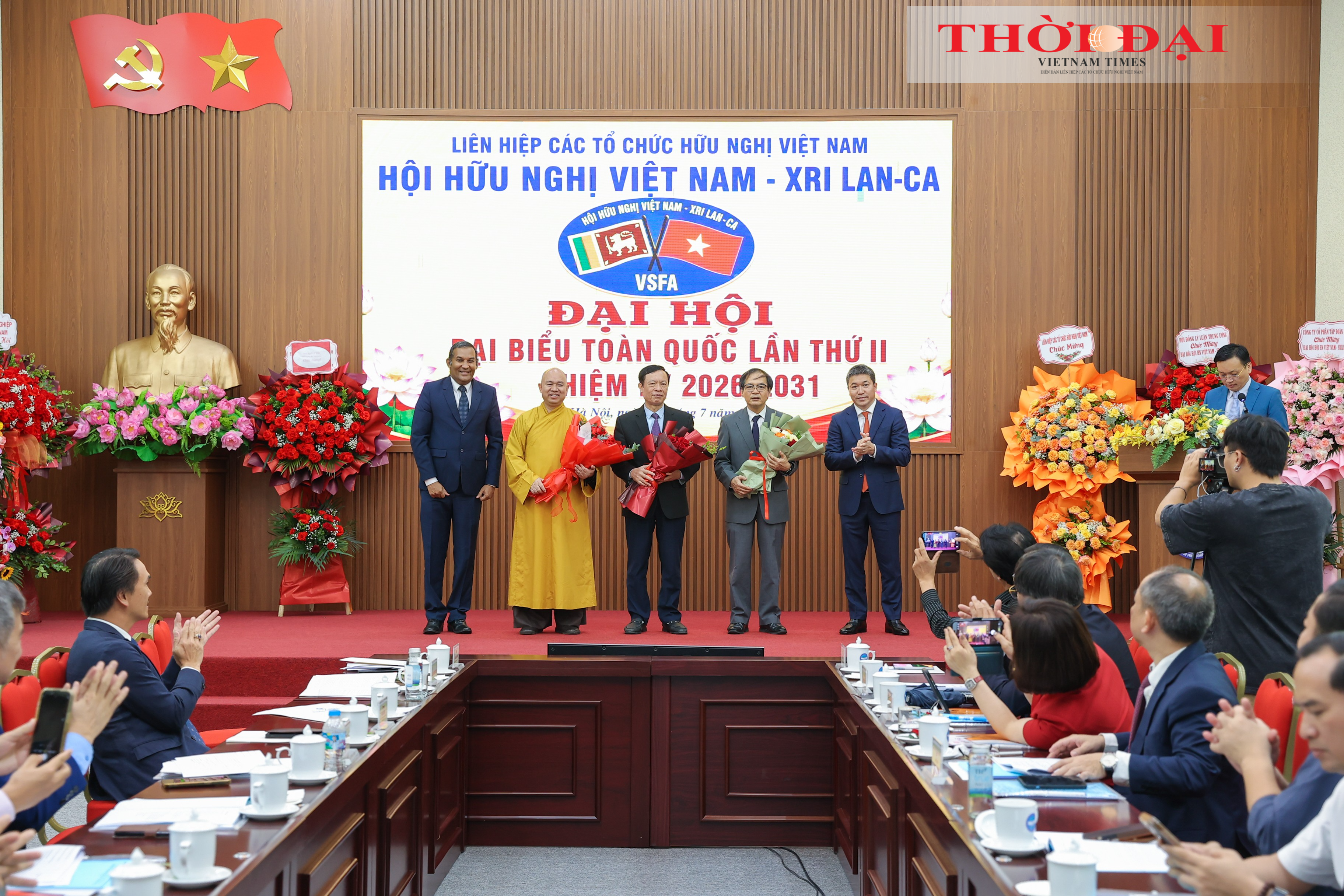 Ông Phan Anh Sơn, Chủ tịch Liên hiệp các tổ chức hữu nghị Việt Nam và Đại sứ Sri Lanka tại Việt Nam Poshitha Perera chúc mừng Ban lãnh đạo Hội hữu nghị Việt Nam - Sri Lanka nhiệm kỳ 2026-2031. (Ảnh: Đinh Hòa) Ông Phan Anh Sơn, Chủ tịch Liên hiệp các tổ chức hữu nghị Việt Nam và Đại sứ Sri Lanka tại Việt Nam Poshitha Perera chúc mừng Ban lãnh đạo Hội hữu nghị Việt Nam - Sri Lanka nhiệm kỳ 2026-2031. (Ảnh: Đinh Hòa)