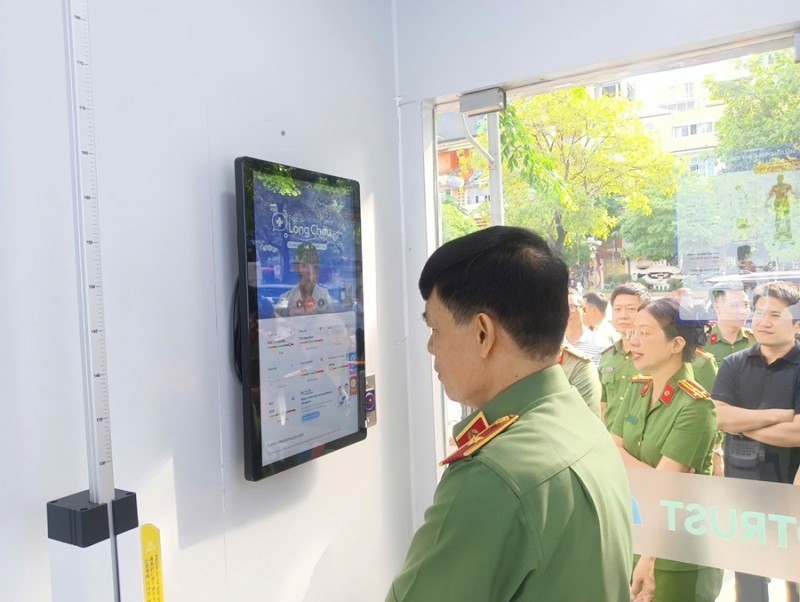 Tiện ích số đến gần hơn với cộng đồng qua Trạm Công dân số đầu tiên ở phố đi bộ Nguyễn Huệ