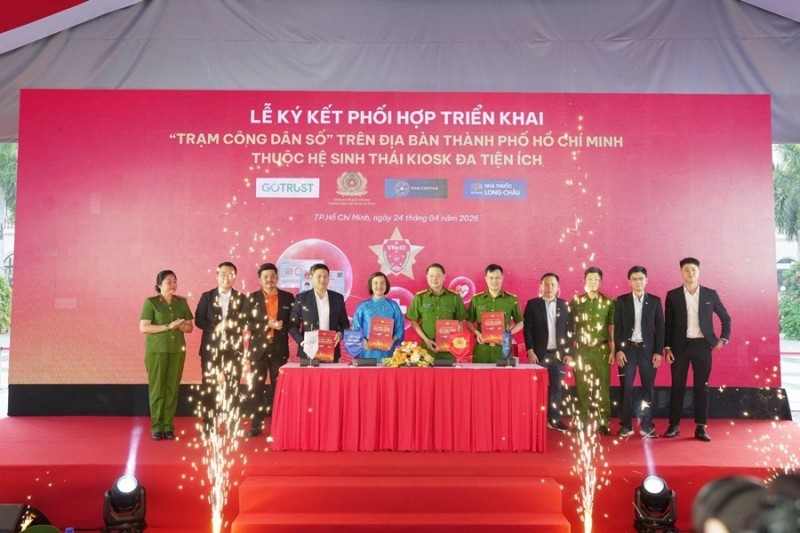 Tiện ích số đến gần hơn với cộng đồng qua Trạm Công dân số đầu tiên ở phố đi bộ Nguyễn Huệ