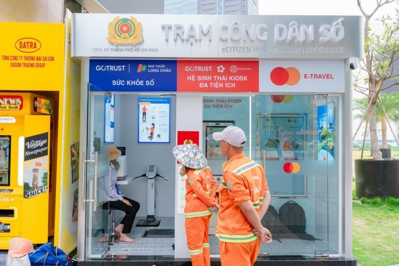 Tiện ích số đến gần hơn với cộng đồng qua Trạm Công dân số đầu tiên ở phố đi bộ Nguyễn Huệ