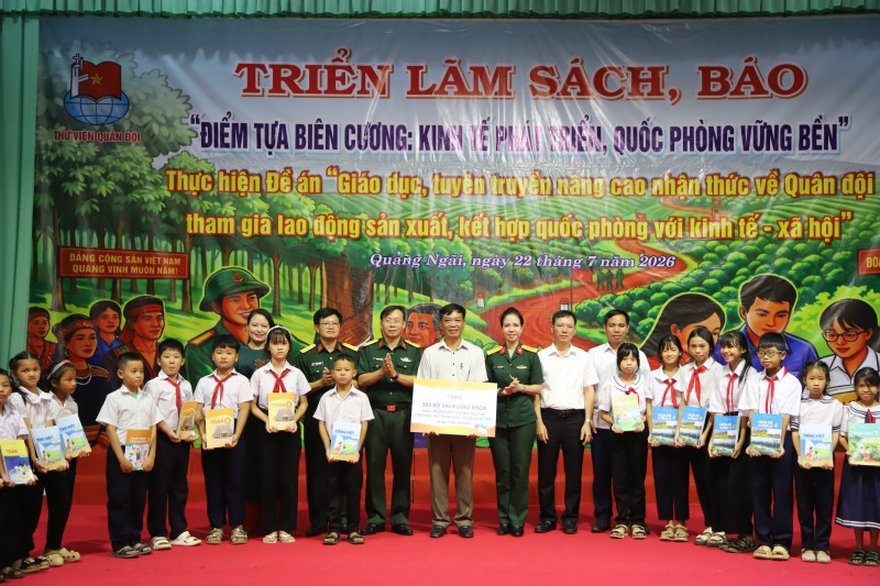 Hơn 5.400 cuốn sách đến với học sinh vùng biên trước thềm năm học mới