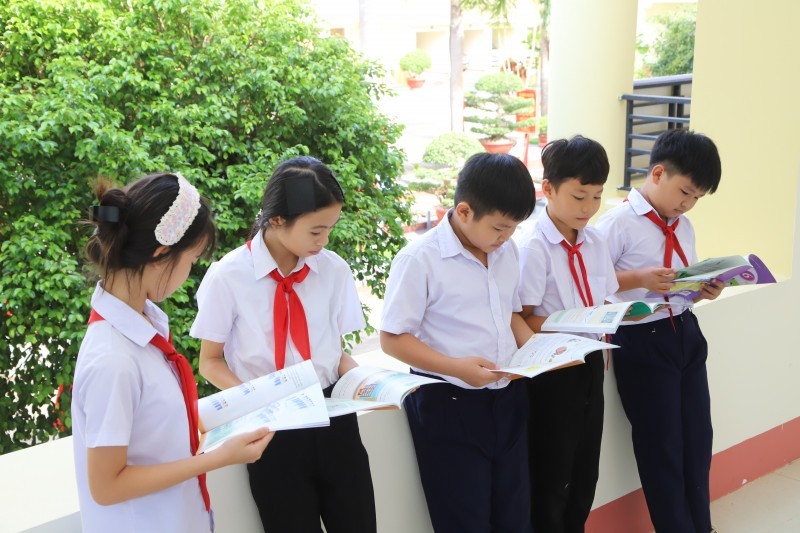 Hơn 5.400 cuốn sách đến với học sinh vùng biên trước thềm năm học mới