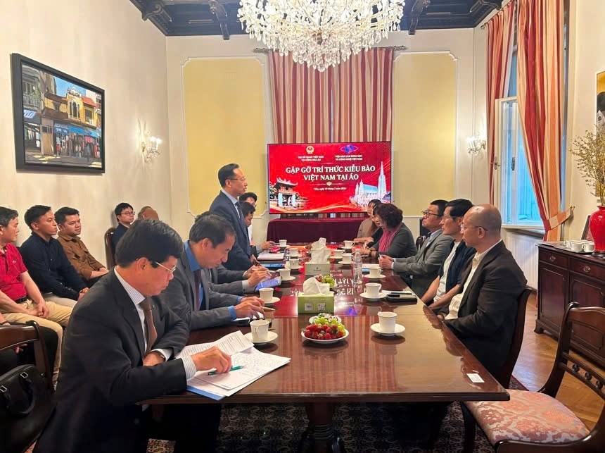 Đoàn công tác Hội hữu nghị Việt Nam - Áo gặp gỡ các trí thức, nhà khoa học và chuyên gia trẻ Việt Nam đang sinh sống, học tập, làm việc tại Áo. (Ảnh: Hội hữu nghị Việt Nam - Áo) Đoàn công tác Hội hữu nghị Việt Nam - Áo gặp gỡ các trí thức, nhà khoa học và chuyên gia trẻ Việt Nam đang sinh sống, học tập, làm việc tại Áo. (Ảnh: Hội hữu nghị Việt Nam - Áo)