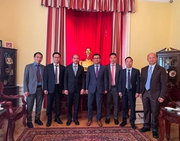Đại sứ Vũ Lê Thái Hoàng cùng cán bộ Đại sứ quán Việt Nam tại Áo tiếp và làm việc với đoàn công tác Hội hữu nghị Việt Nam - Áo. (Ảnh: Hội hữu nghị Việt Nam - Áo) Đại sứ Vũ Lê Thái Hoàng cùng cán bộ Đại sứ quán Việt Nam tại Áo tiếp và làm việc với đoàn công tác Hội hữu nghị Việt Nam - Áo. (Ảnh: Hội hữu nghị Việt Nam - Áo)