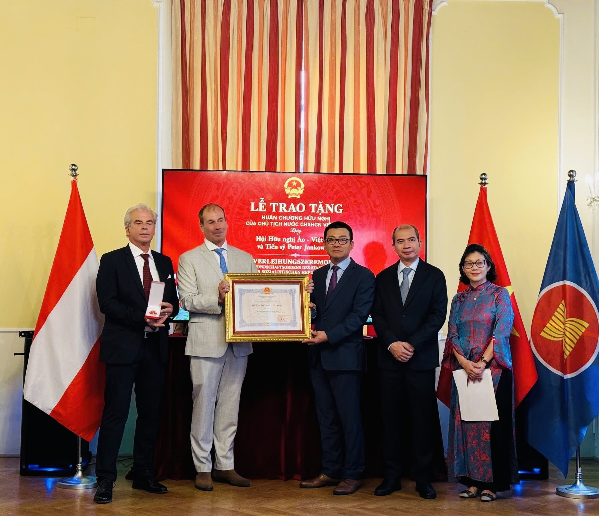 TS Alfred Gerstl, Chủ tịch Hội Áo - Việt, thay mặt Hội đón nhận Huân chương Hữu nghị của Chủ tịch nước Việt Nam. (Ảnh: Hội hữu nghị Việt Nam - Áo) TS Alfred Gerstl, Chủ tịch Hội Áo - Việt, thay mặt Hội đón nhận Huân chương Hữu nghị của Chủ tịch nước Việt Nam. (Ảnh: Hội hữu nghị Việt Nam - Áo)