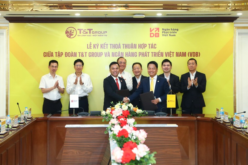 Đại diện T&T Group và Ngân hàng Phát triển Việt Nam ký kết thỏa thuận hợp tác