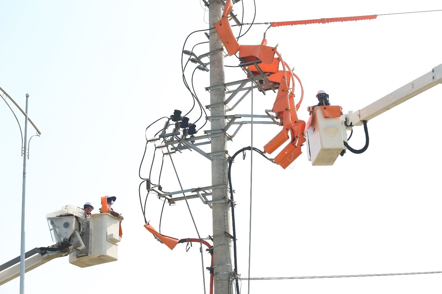 Giữ nhịp dòng điện mùa nắng nóng: Từ bản lĩnh người thợ Hotline đến tầm nhìn quản trị của EVNNPC