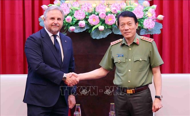 Đại tướng Lương Tam Quang, Bộ trưởng Bộ Công an tiếp ông Daniele Tavano, Phó Chủ tịch cấp cao Tập đoàn Leonardo S.p.A (Italy). Ảnh: Phạm Kiên/TTXVN Đại tướng Lương Tam Quang, Bộ trưởng Bộ Công an tiếp ông Daniele Tavano, Phó Chủ tịch cấp cao Tập đoàn Leonardo S.p.A (Italy). Ảnh: Phạm Kiên/TTXVN