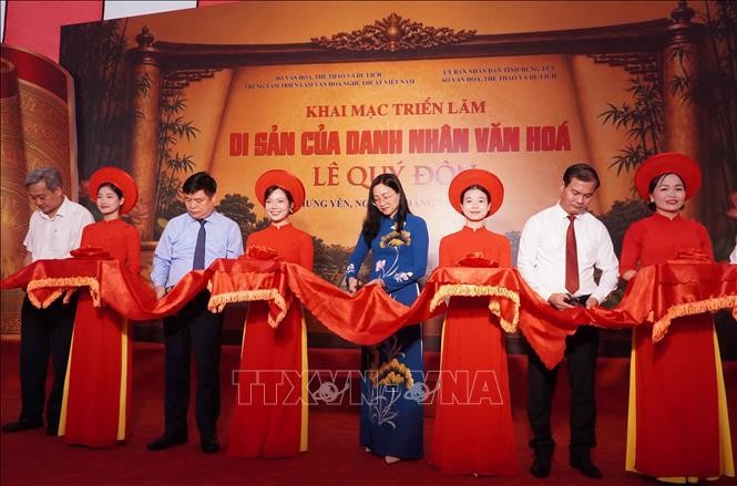 Các đại biểu thực hiện nghi thức khai mạc triển lãm. Ảnh: Nguyễn Công Hải/TTXVN Các đại biểu thực hiện nghi thức khai mạc triển lãm. Ảnh: Nguyễn Công Hải/TTXVN
