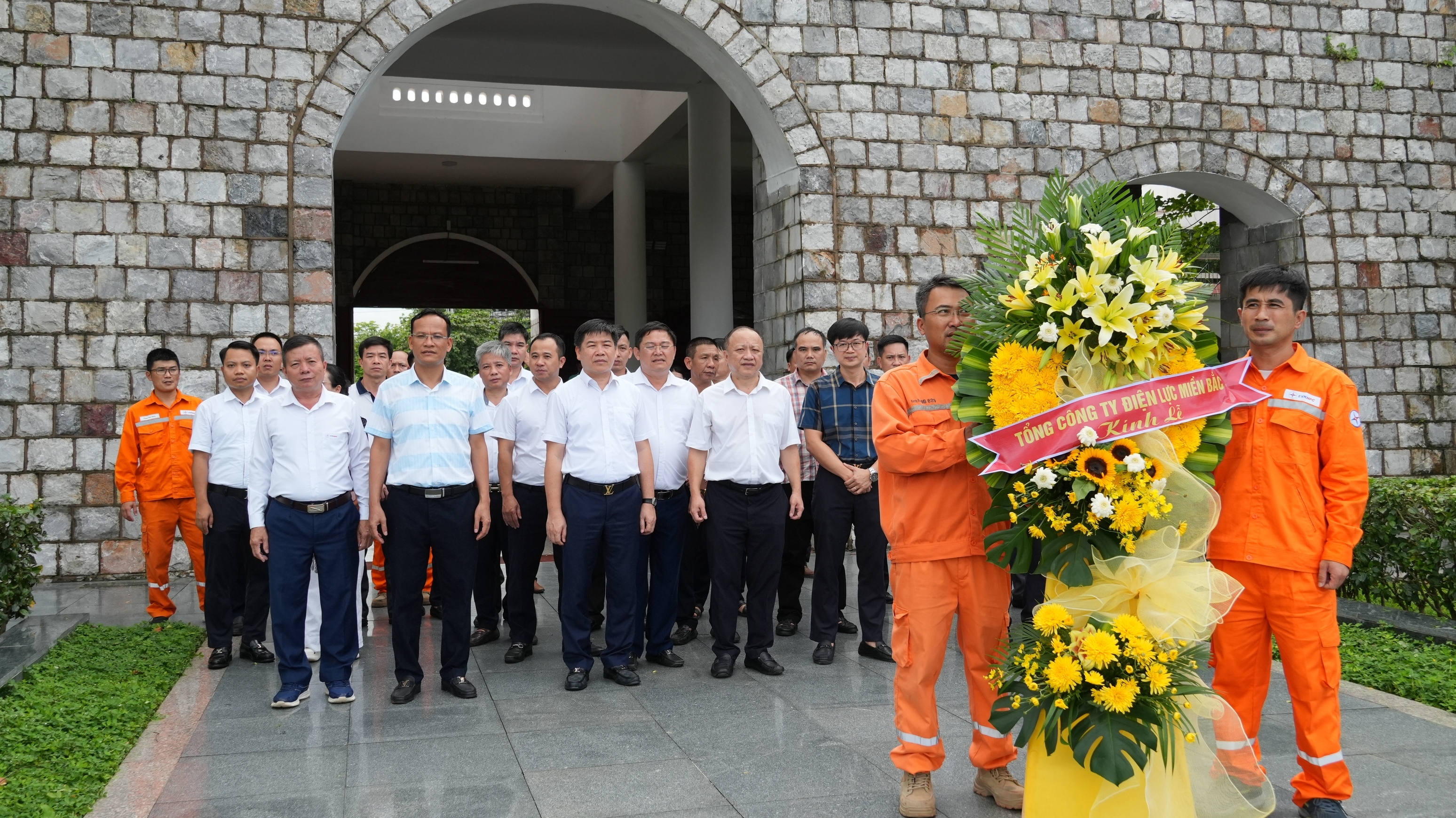 Ông Vũ Anh Phương – Phó Tổng Giám đốc EVNNPC cùng đoàn công tác thành kính dâng hương tưởng niệm các Anh hùng liệt sĩ tại Nghĩa trang Liệt sĩ A1, tỉnh Điện Biên