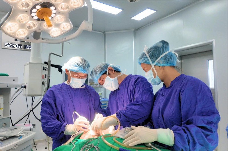 Ê-kíp Vinmec Nha Trang thực hiện phẫu thuật nội soi loại bỏ khối u tuyến giáp cho người bệnh. Ê-kíp Vinmec Nha Trang thực hiện phẫu thuật nội soi loại bỏ khối u tuyến giáp cho người bệnh.