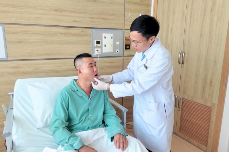 Bệnh nhân phục hồi nhanh chóng sau ca phẫu thuật, giọng nói và vùng cổ hoàn toàn lành lặn. Bệnh nhân phục hồi nhanh chóng sau ca phẫu thuật, giọng nói và vùng cổ hoàn toàn lành lặn.