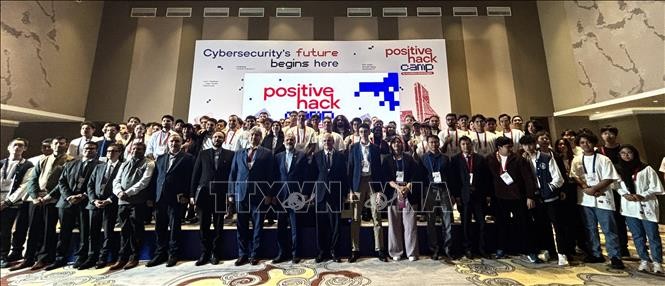 Các đại biểu và các thành viên Positive Hack Camp 2026 chụp ảnh lưu niệm. 