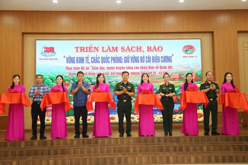 Nhà xuất bản Giáo dục Việt Nam: Đưa tri thức gần hơn với học sinh nơi biên cương Nhà xuất bản Giáo dục Việt Nam: Đưa tri thức gần hơn với học sinh nơi biên cương