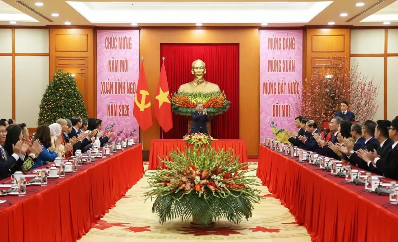 Tổng Bí thư Tô Lâm gặp mặt Đoàn kiều bào tiêu biểu tham dự Chương trình Xuân Quê hương 2026. Tổng Bí thư Tô Lâm gặp mặt Đoàn kiều bào tiêu biểu tham dự Chương trình Xuân Quê hương 2026.