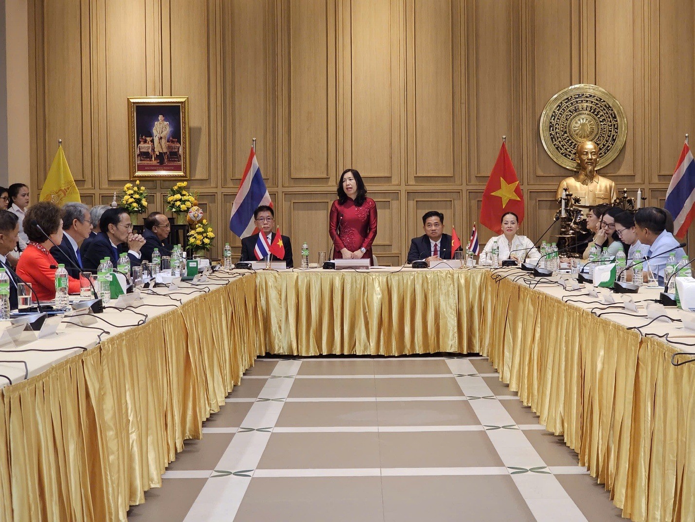 Thứ trưởng Ngoại giao Lê Thị Thu Hằng thăm, làm việc với các hội đoàn người Việt Nam tại tỉnh Udon Thani, Đông Bắc Thái Lan. Thứ trưởng Ngoại giao Lê Thị Thu Hằng thăm, làm việc với các hội đoàn người Việt Nam tại tỉnh Udon Thani, Đông Bắc Thái Lan.