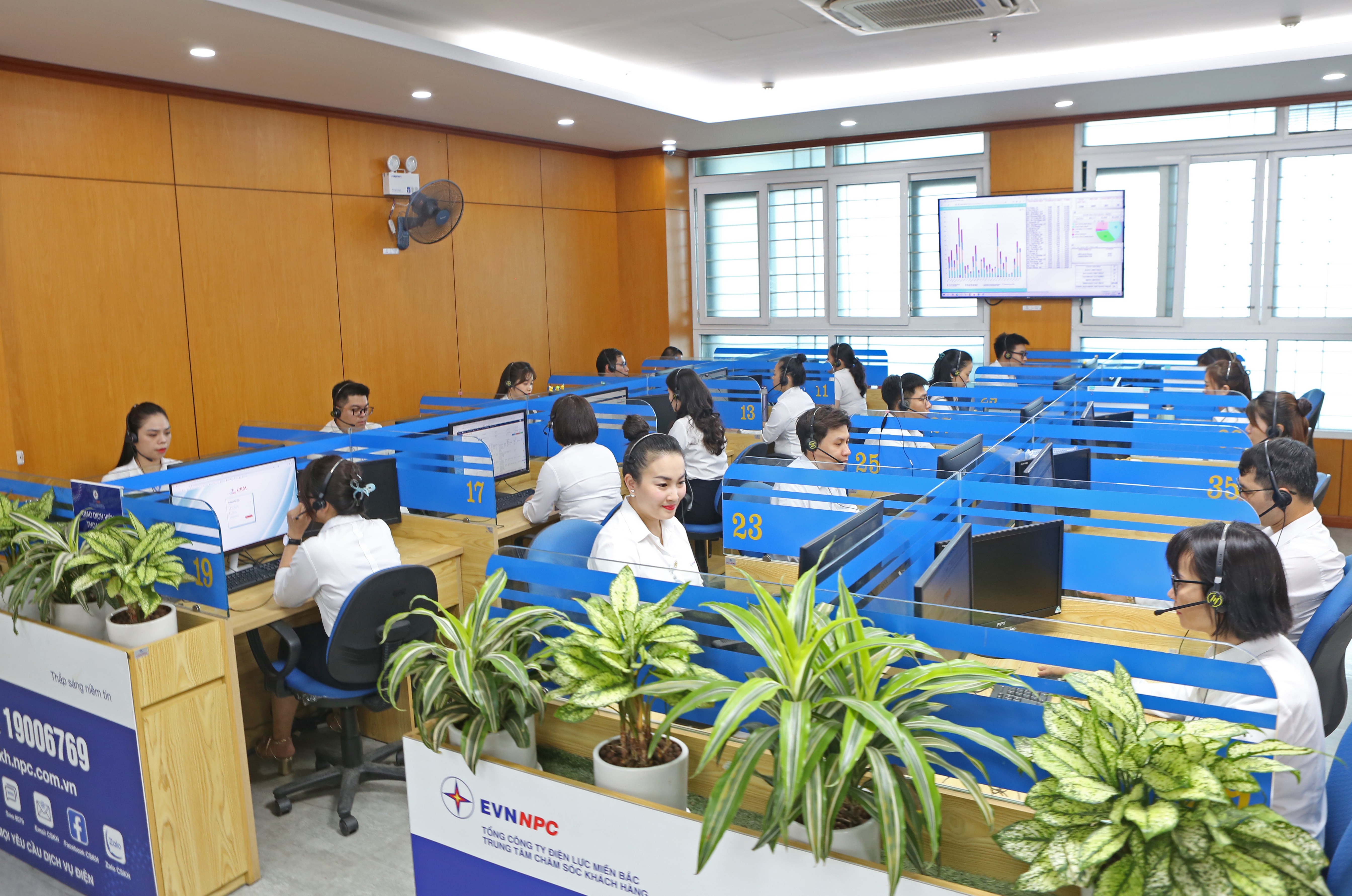 Toàn cảnh ca trực Tổng đài 19006769