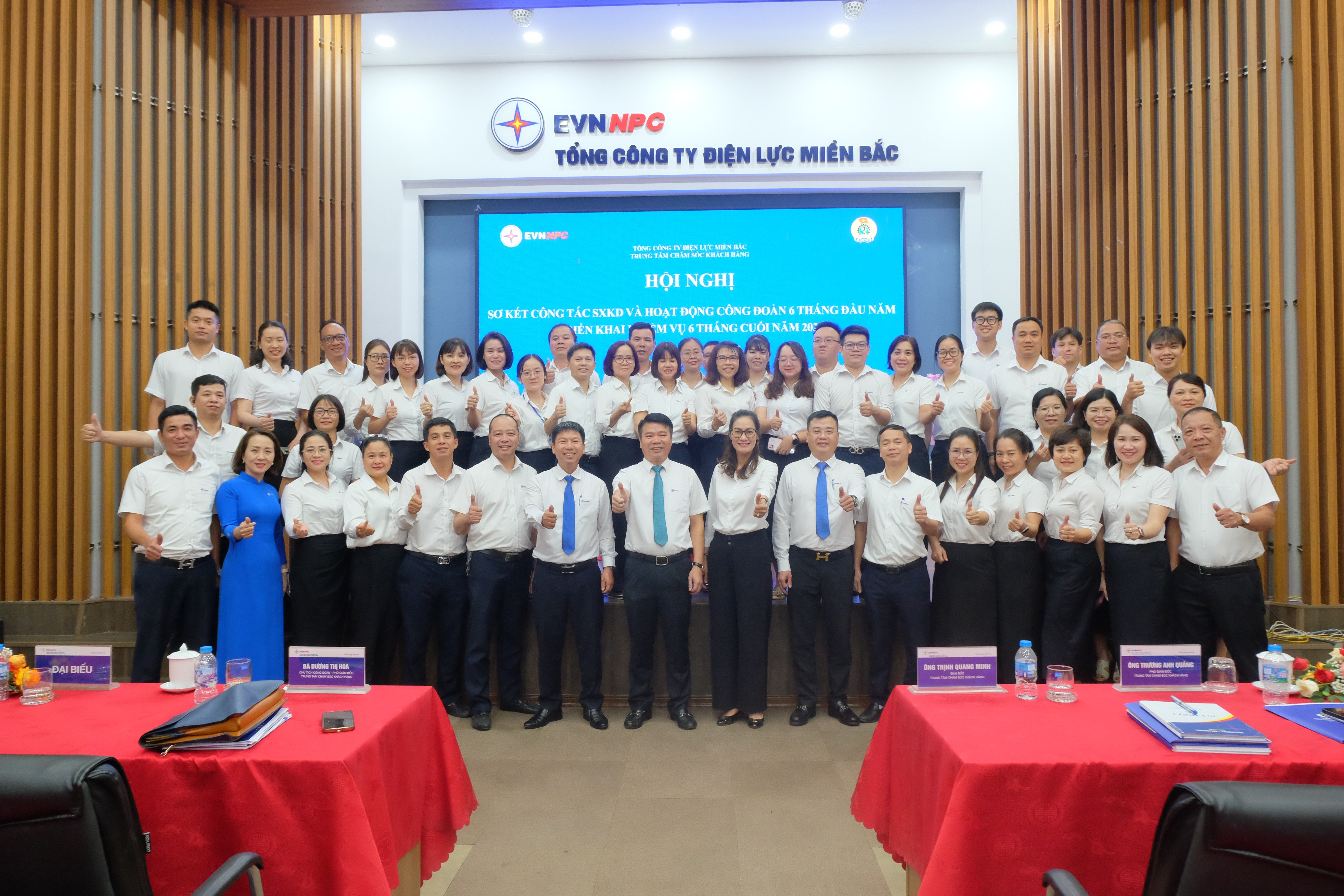 Tập thể CBNV Trung tâm chăm sóc khách hàng tại hội nghị Sơ kế 6 tháng đầu năm 2026