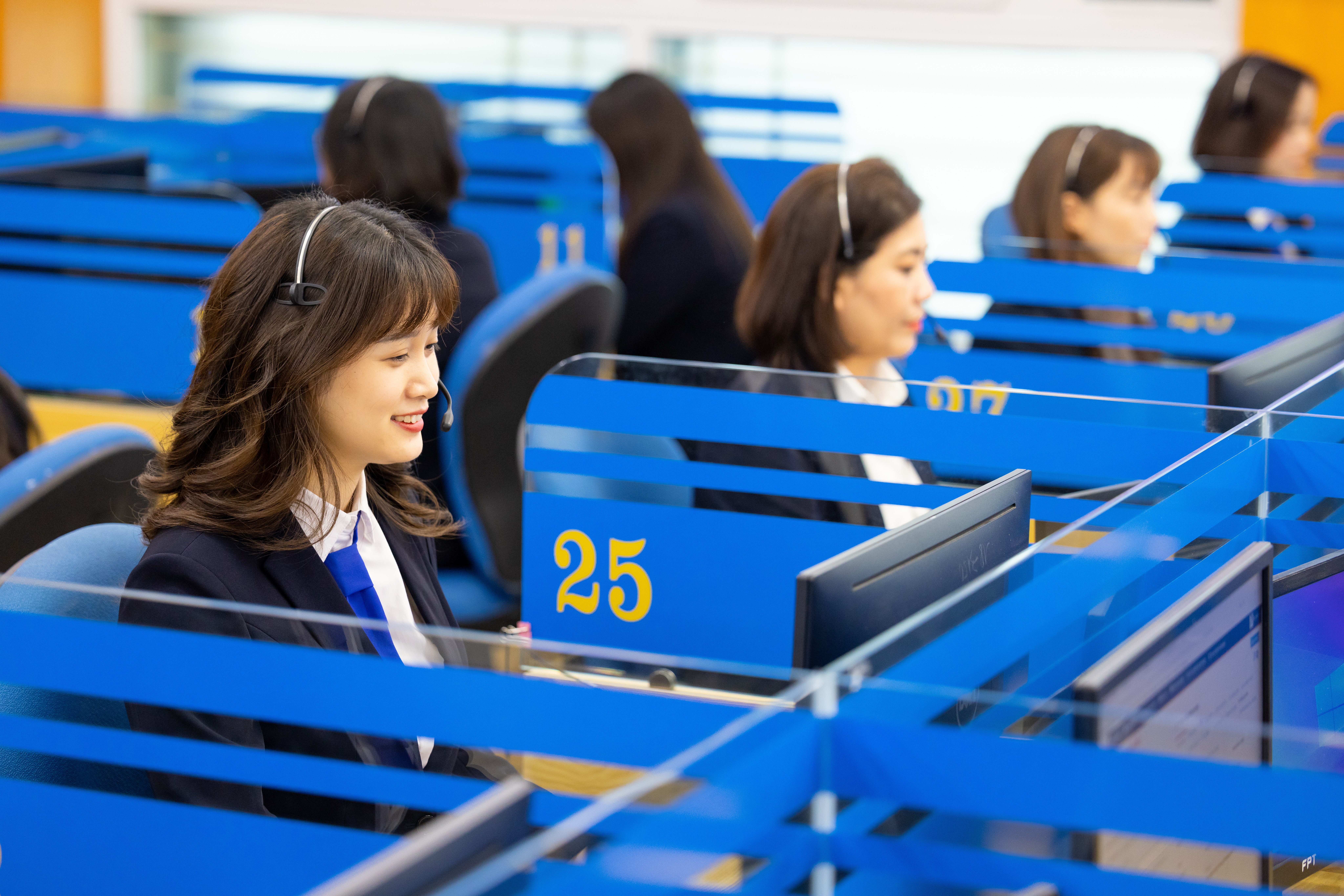 Điện thoại viên tư vấn, giải đáp, hướng dẫn cho khách hàng