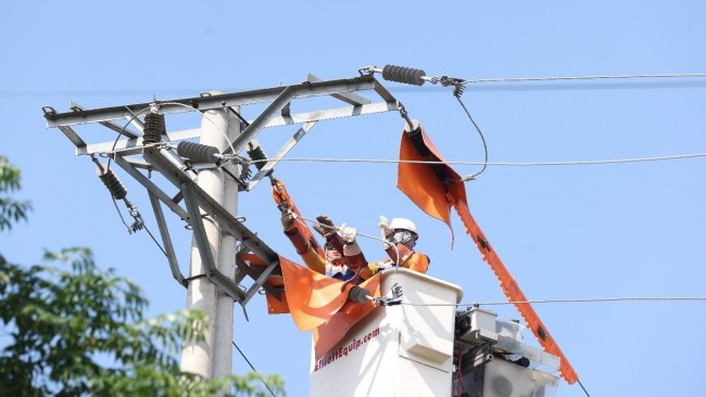 Giữ nhịp dòng điện mùa nắng nóng: Từ bản lĩnh người thợ Hotline đến tầm nhìn quản trị của EVNNPC