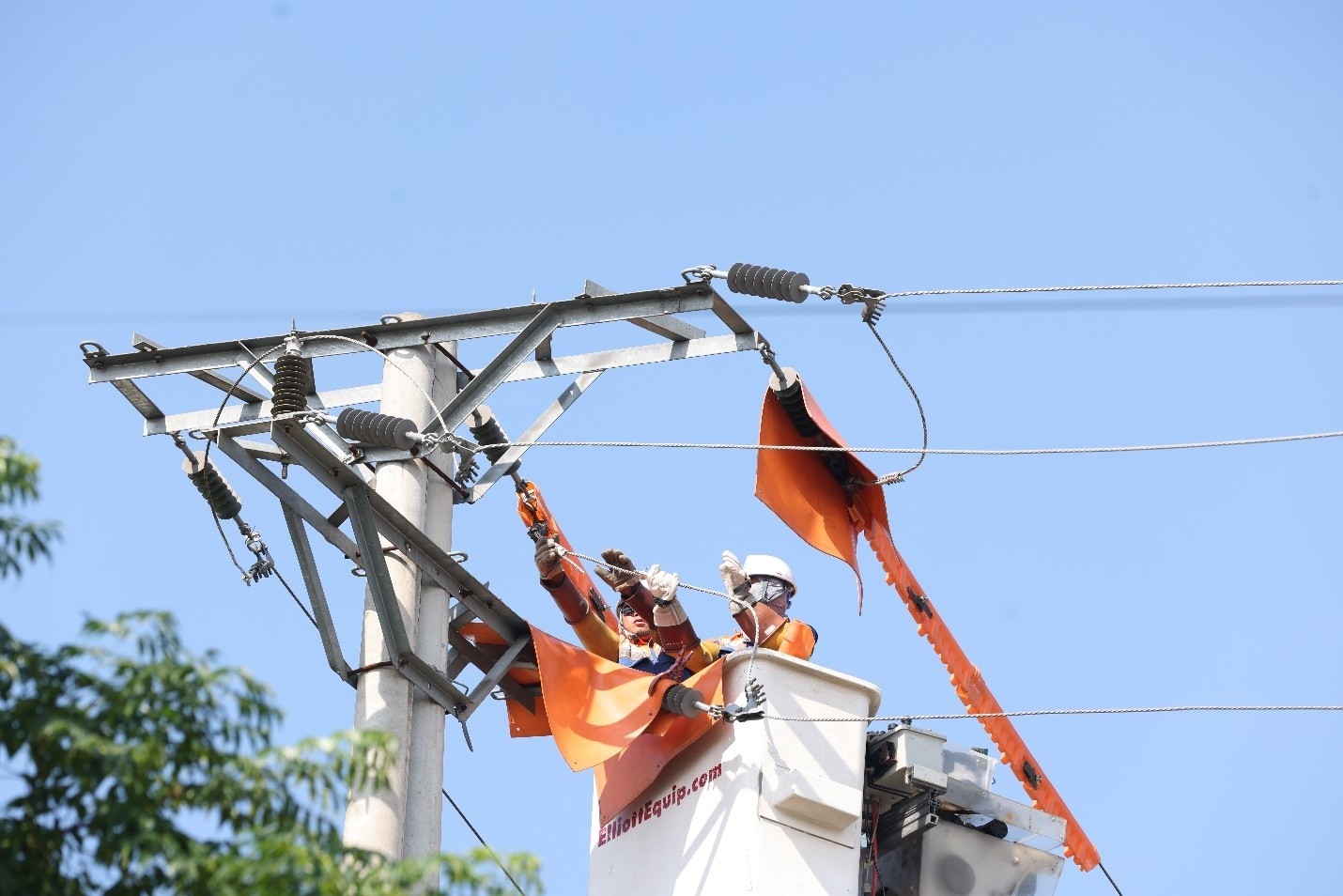 Lực lượng sửa chữa điện nóng (Hotline) EVNNPC thi công trực tiếp trên lưới điện 22kV giữa cao điểm nắng nóng Lực lượng sửa chữa điện nóng (Hotline) EVNNPC thi công trực tiếp trên lưới điện 22kV giữa cao điểm nắng nóng