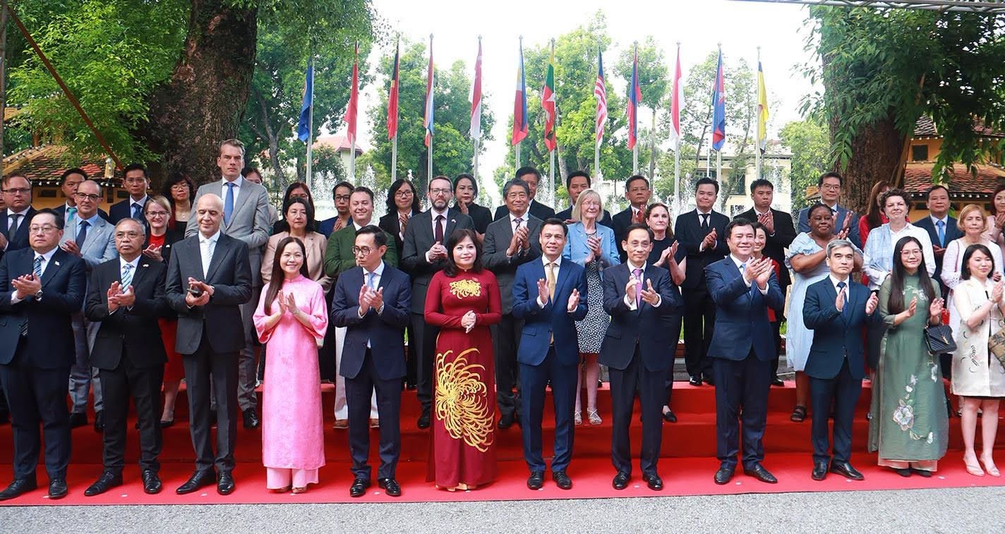 Lá cờ ASEAN được kéo lên trước sự chứng kiến của các đại biểu tham dự. Ảnh: 