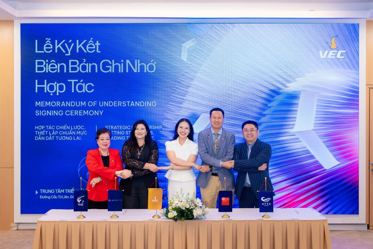 Với 3 đợt ký kết được tổ chức thành công, Trung tâm Triển lãm Việt Nam (VEC) tiếp tục chiến lược mở rộng mạng lưới đối tác từ các nhà tổ chức triển lãm, đơn vị cung ứng dịch vụ, đến các Phòng Thương mại, hiệp hội doanh nghiệp và tổ chức xúc tiến đầu tư.