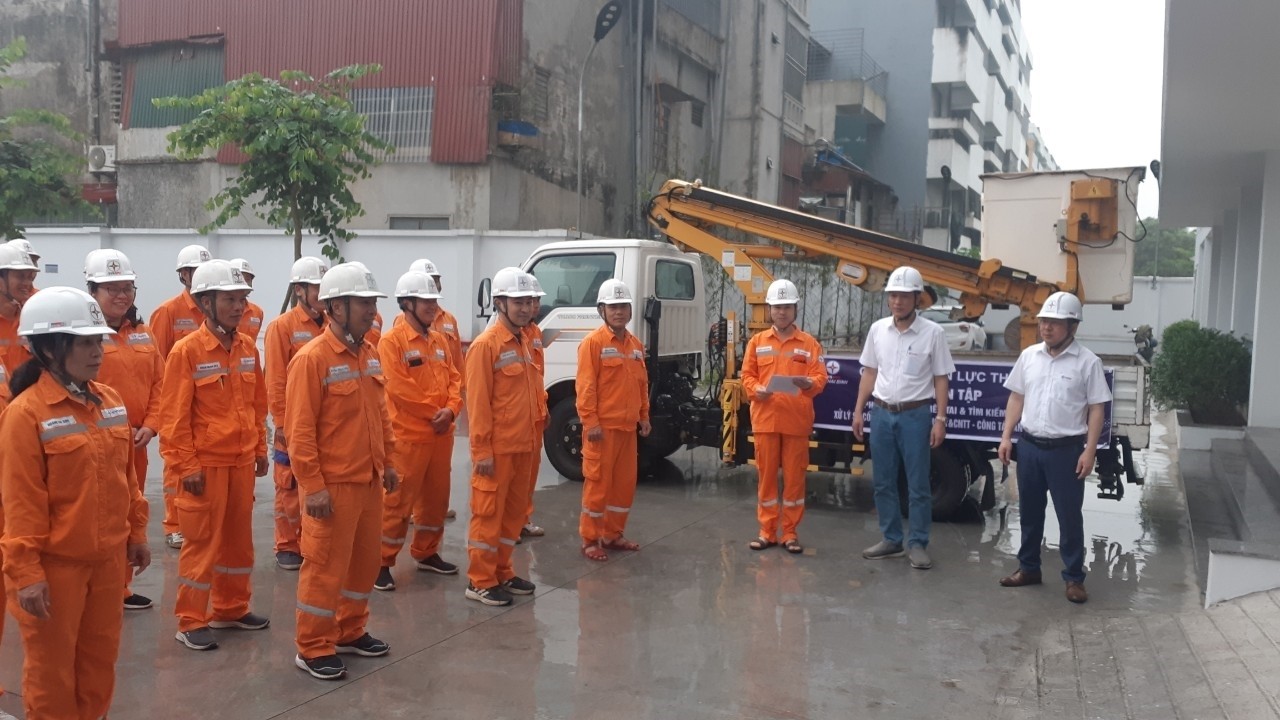 Lãnh đạo tại các đơn vị phổ biến nội dung công việc, nhận diện mối nguy và biện pháp an toàn trước khi thực hiện nhiệm vụ. Lãnh đạo tại các đơn vị phổ biến nội dung công việc, nhận diện mối nguy và biện pháp an toàn trước khi thực hiện nhiệm vụ.