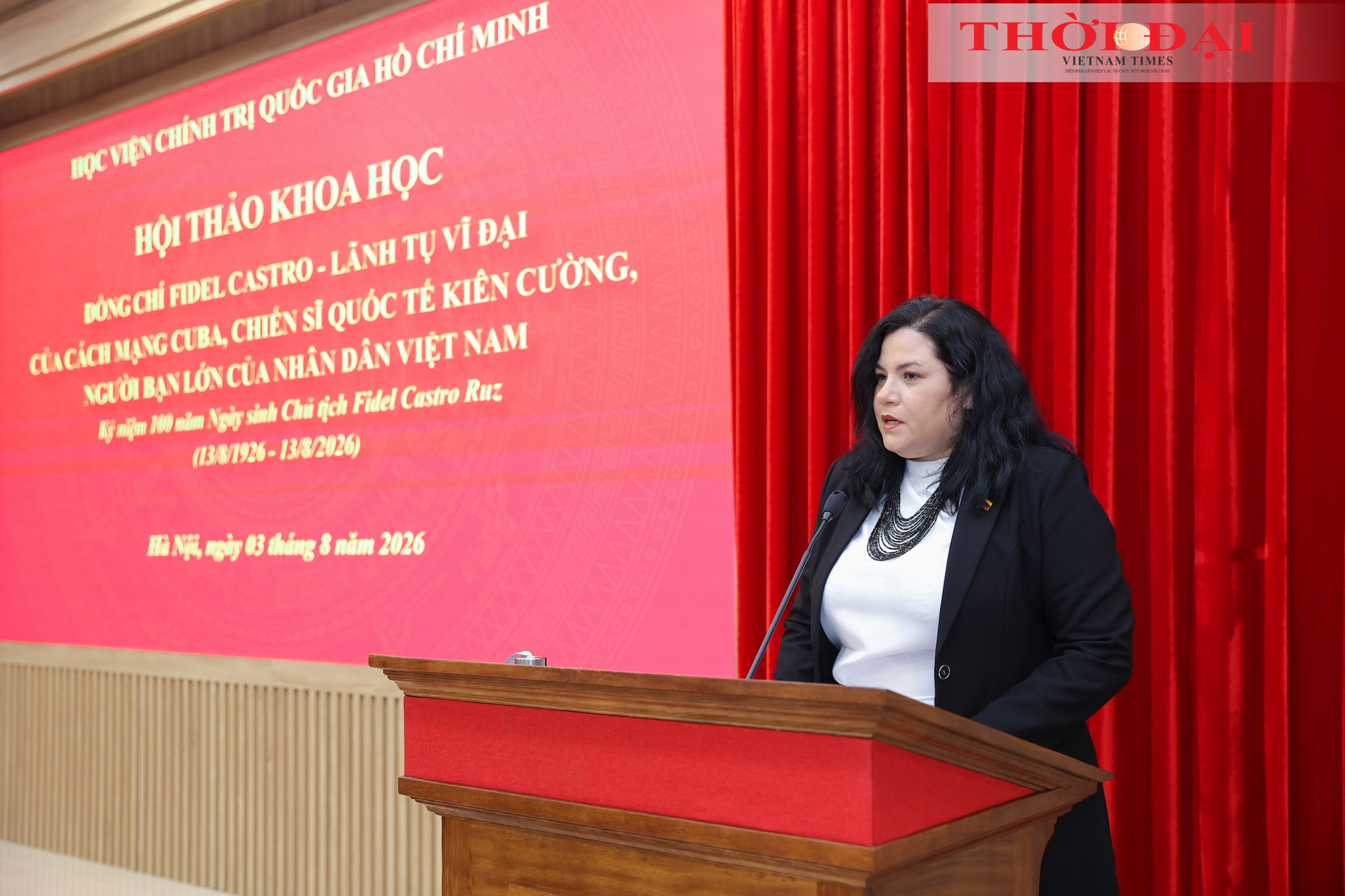Bà Estela del Valle Quijada Suárez, Đại biện lâm thời Cộng hòa Bolivar Venezuela tại Việt Nam trình bày tham luận tại hội thảo. (Ảnh: Đinh Hòa)