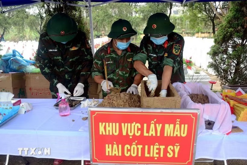 Nghĩa trang Liệt sỹ Hàm Rồng hiện có 1.943 phần mộ liệt sỹ, trong đó có 1.033 phần mộ chưa xác định được thông tin, cần lấy mẫu sinh phẩm để giám định ADN. (Ảnh: TTXVN phát) Nghĩa trang Liệt sỹ Hàm Rồng hiện có 1.943 phần mộ liệt sỹ, trong đó có 1.033 phần mộ chưa xác định được thông tin, cần lấy mẫu sinh phẩm để giám định ADN. (Ảnh: TTXVN phát)