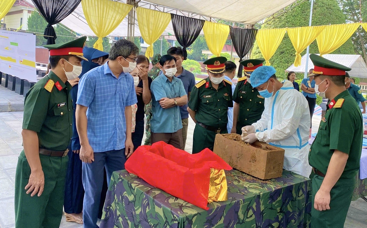 Lấy mẫu sinh phẩm tại Nghĩa trang Liệt sĩ Bắc Kạn. (Ảnh: Cổng TTĐT tỉnh Thái Nguyên) Lấy mẫu sinh phẩm tại Nghĩa trang Liệt sĩ Bắc Kạn. (Ảnh: Cổng TTĐT tỉnh Thái Nguyên)