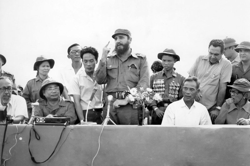 Chủ tịch Cuba Fidel Castro phát biểu tại buổi mít-tinh sáng 15/9/1973 tại cao điểm 241 ở xã Cam Thành, huyện Cam Lộ. (Ảnh Tư liệu) Chủ tịch Cuba Fidel Castro phát biểu tại buổi mít-tinh sáng 15/9/1973 tại cao điểm 241 ở xã Cam Thành, huyện Cam Lộ. (Ảnh Tư liệu)