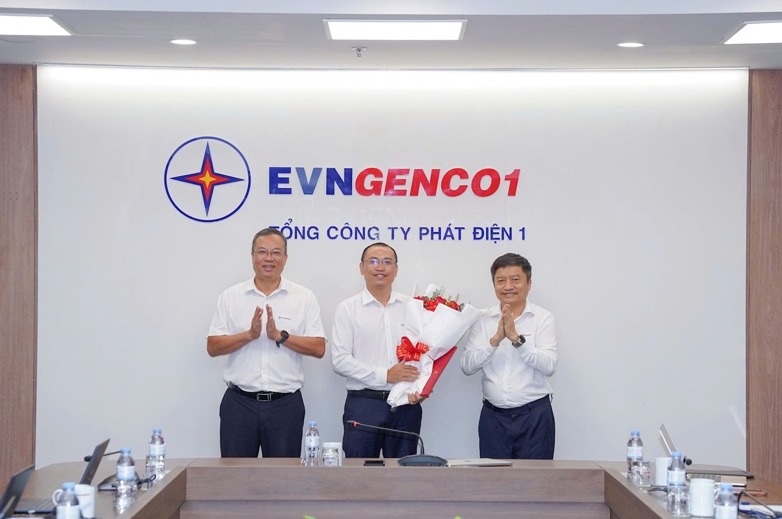 EVNGENCO1 công bố và trao Quyết định bổ nhiệm ông Tạ Tuấn Anh giữ chức vụ Trưởng ban Kỹ thuật và An toàn Tổng công ty EVNGENCO1 công bố và trao Quyết định bổ nhiệm ông Tạ Tuấn Anh giữ chức vụ Trưởng ban Kỹ thuật và An toàn Tổng công ty