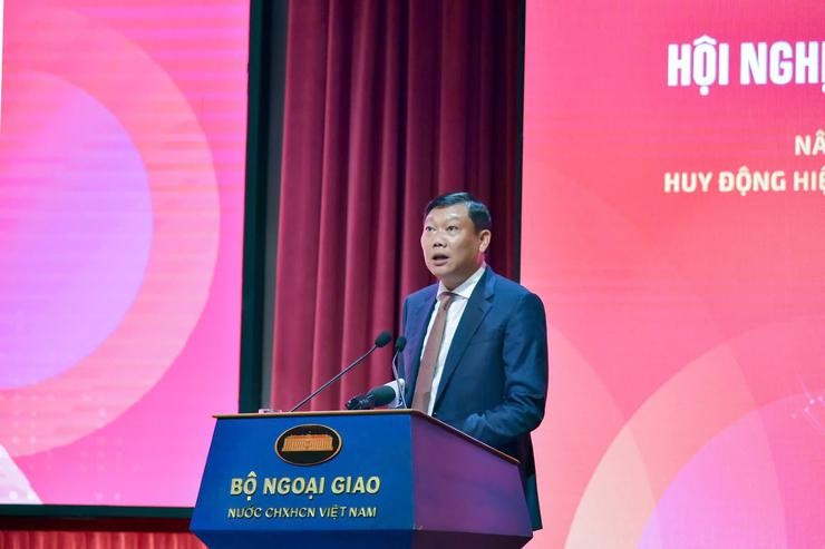 Phó Chủ tịch UBND thành phố Hà Nội Đỗ Anh Tuấn phát biểu tham luận tại Hội nghị. (Ảnh: T.L)