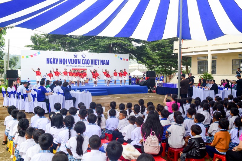 Ảnh 1 (Báo chọn 1 trong 2 ảnh): Toàn cảnh Ngày hội Vươn cao Việt Nam do Vinamilk và Quỹ sữa Vươn cao Việt Nam tổ chức tại Hiệp Thạnh, Lâm Đồng hôm 2/8 (Ảnh: Hải An).