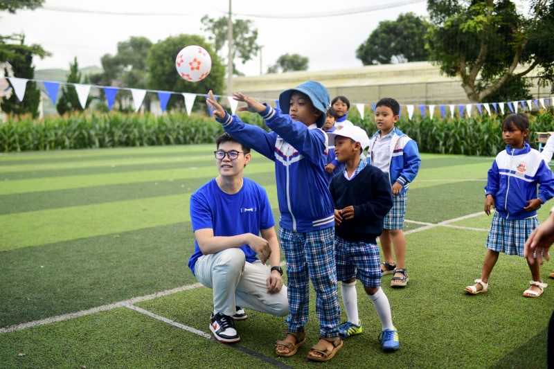 Ảnh 4 (Báo chọn 1 ảnh trong cụm ảnh 4): Các bé hào hứng tham gia các trò chơi vận động, tìm hiểu kiến thức bổ ích trong khuôn viên ngày hội (Ảnh: Hải An).