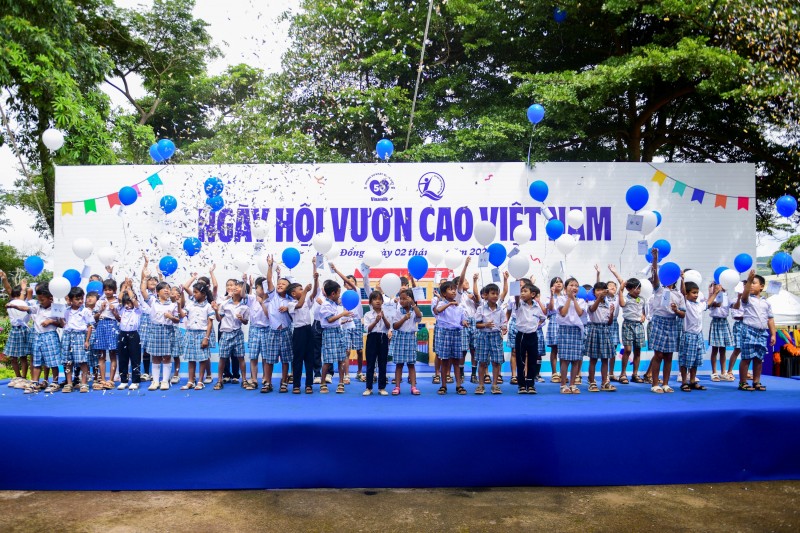Ảnh 5: Những trái bóng bay mang theo ước mơ của các em nhỏ cùng bay cao, như lời gửi gắm về một tương lai đầy hy vọng và khát vọng vươn xa (Ảnh: Hải An).